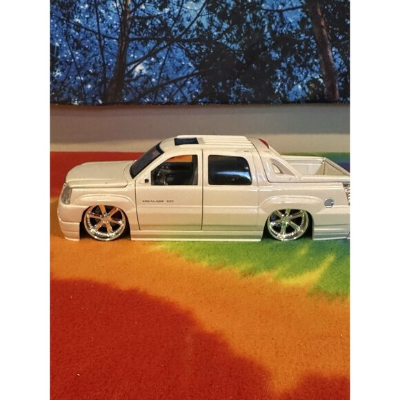 Jada Toys Dub City Cadillac Escalade - Picture 5 of 10